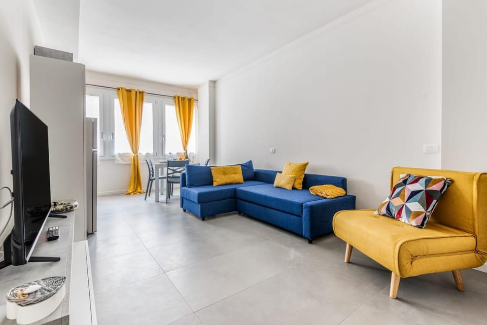 Communal lounge/ TV room, TV and multimedia, Living room, Seating area, Evening entertainment