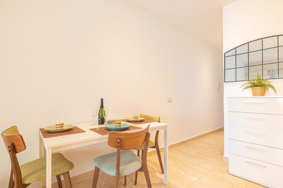 TV and multimedia, Living room, Seating area, Dining area, air conditioner