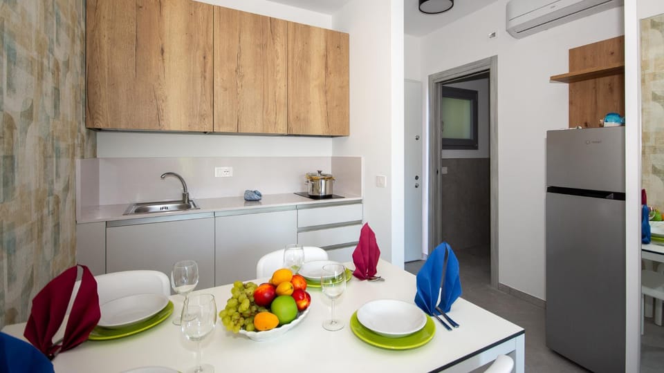 Kitchen or kitchenette, Dining area, stove