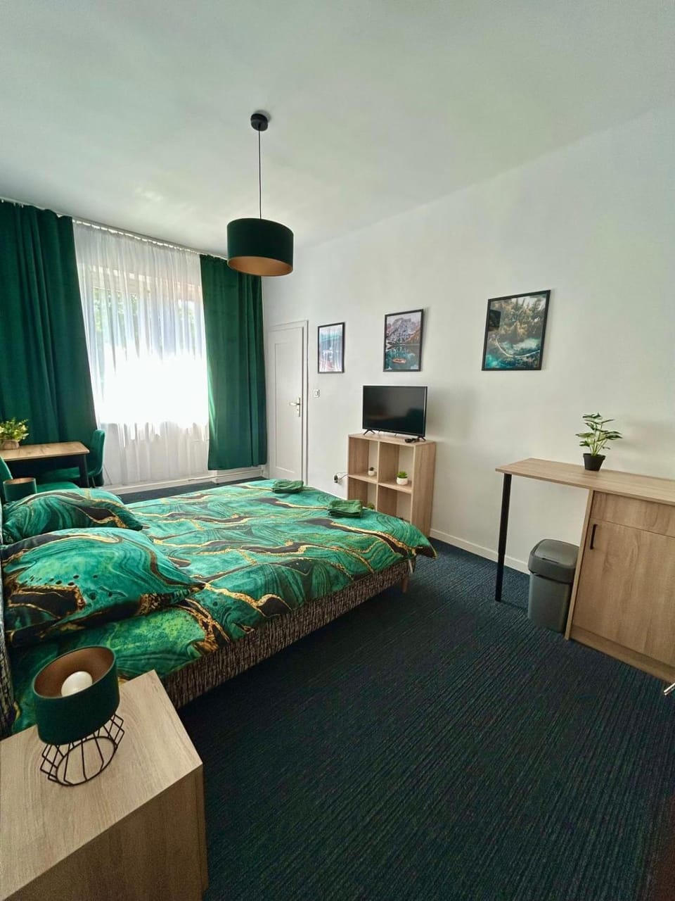 Bed, TV and multimedia, Photo of the whole room