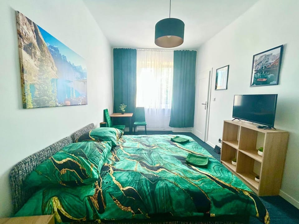 Bed, TV and multimedia, Photo of the whole room, Bedroom