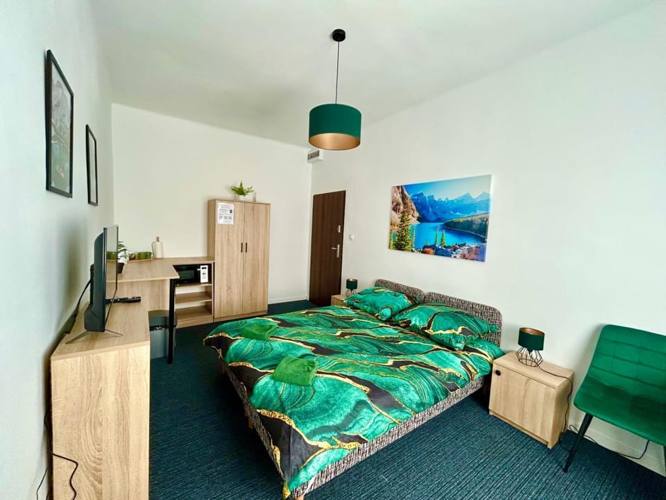 Bed, TV and multimedia, Kitchen or kitchenette, Photo of the whole room, Bedroom, wardrobe