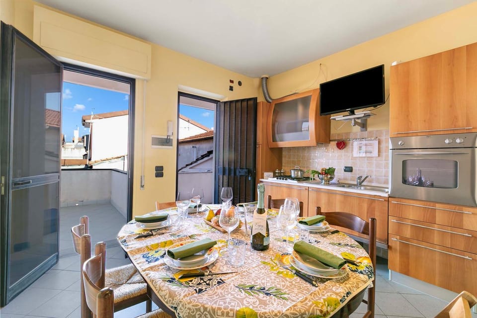 Dining area, kitchen