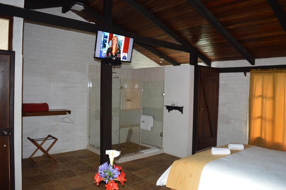 Shower, Bed, Bathroom, Other, Other, Other, Photo of the whole room, Decorative detail, Decorative detail, Bedroom, On site, Sunset