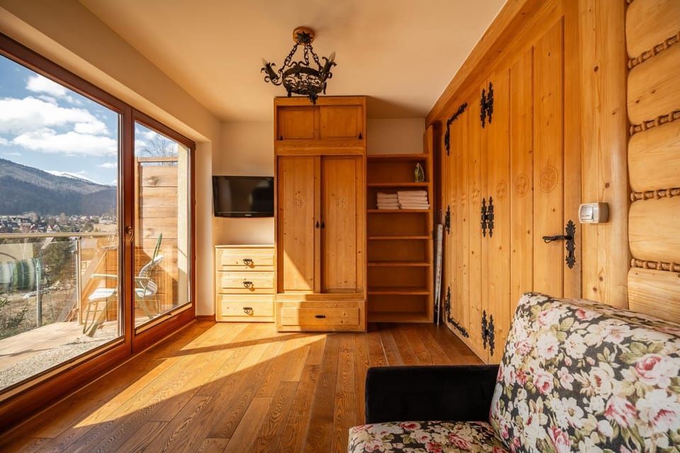 Communal lounge/ TV room, Living room, Seating area, Mountain view, wardrobe