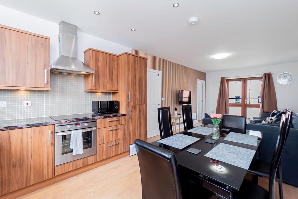 Contractors Wow! 5 Bedrooms 10 Guests Free Parking House in Basingstoke