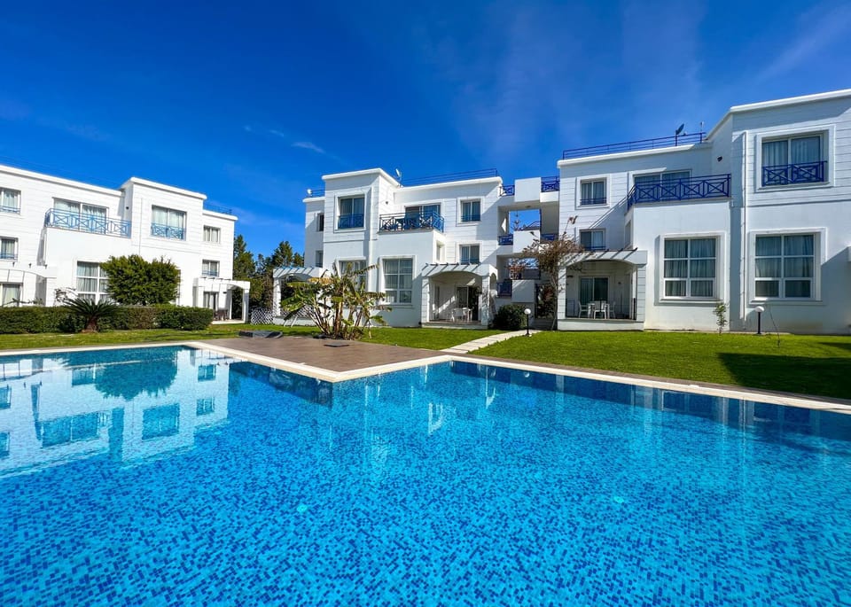 Property building, Day, Pool view, Swimming pool, Swimming pool, sunbed