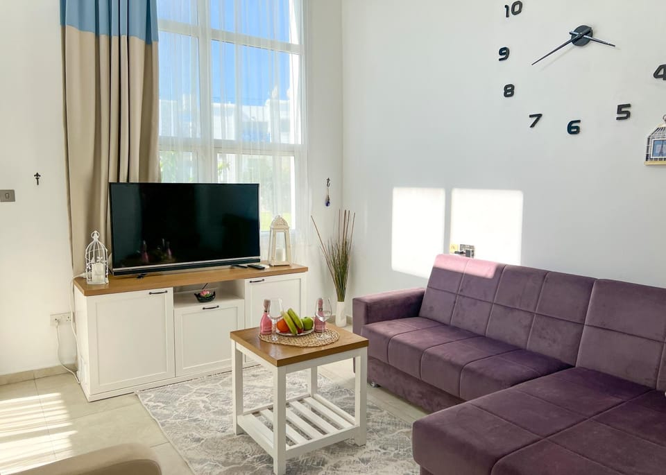 Communal lounge/ TV room, Communal lounge/ TV room, TV and multimedia, Living room, Seating area, Evening entertainment