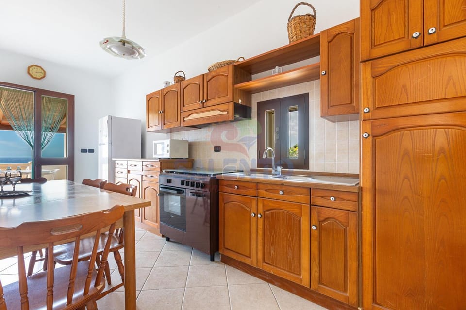 Kitchen or kitchenette, Dining area, dishwasher, oven, pet friendly, stove