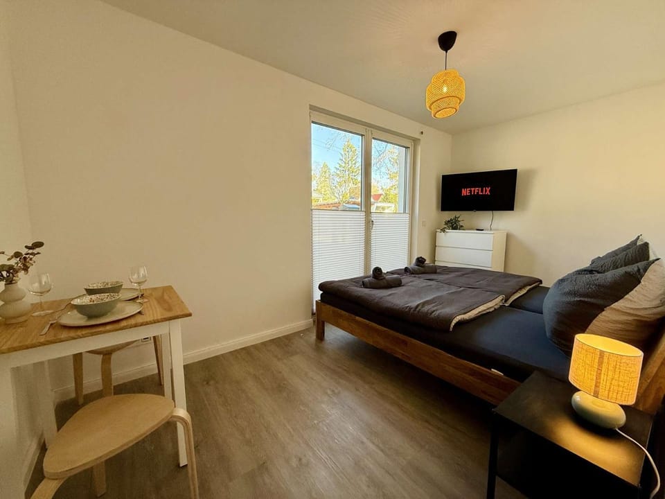 Bed, TV and multimedia, Bedroom