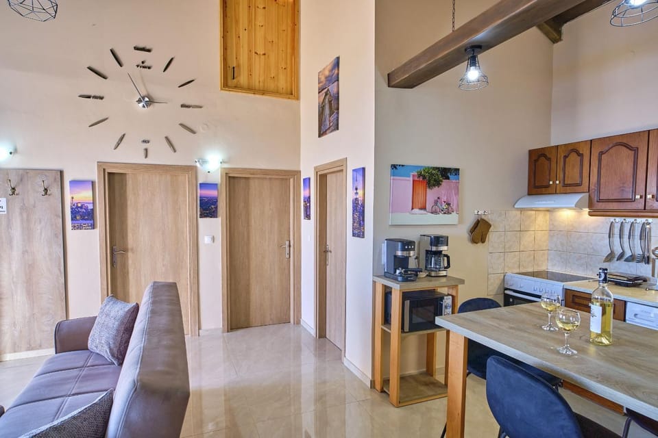 Coffee/tea facilities, Kitchen or kitchenette, Living room, Seating area, Dining area, toaster