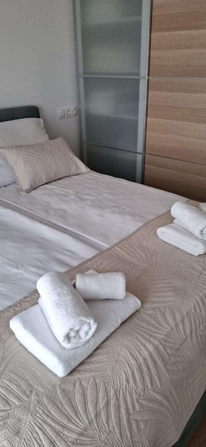 Bed, Bedroom, towels