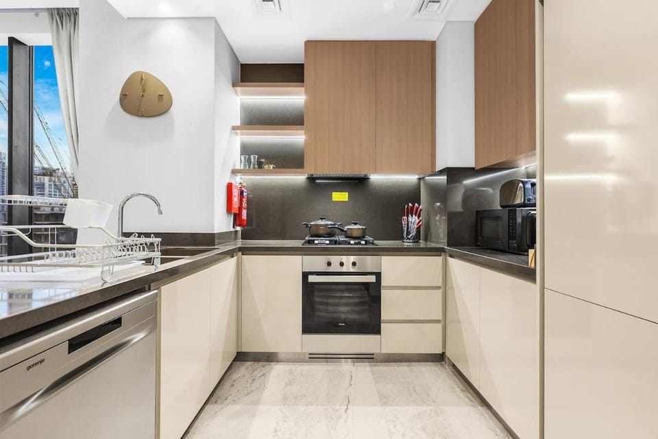 Luxury 1BR in Business Bay with Burj Khalifa Views, Balcony, Pool and Gym Access Apartment in Dubai