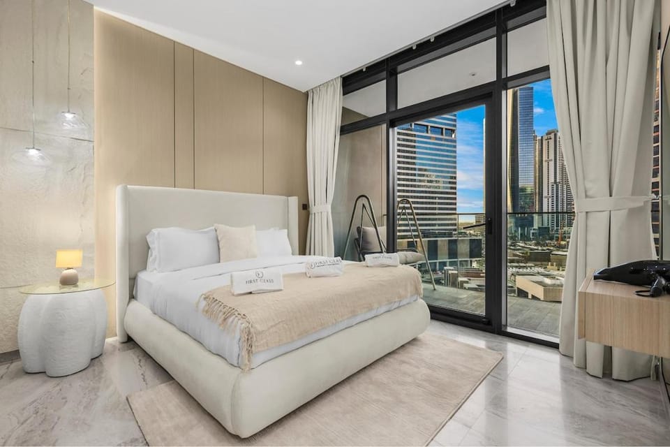 Luxury 1BR in Business Bay with Burj Khalifa Views, Balcony, Pool and Gym Access Apartment in Dubai