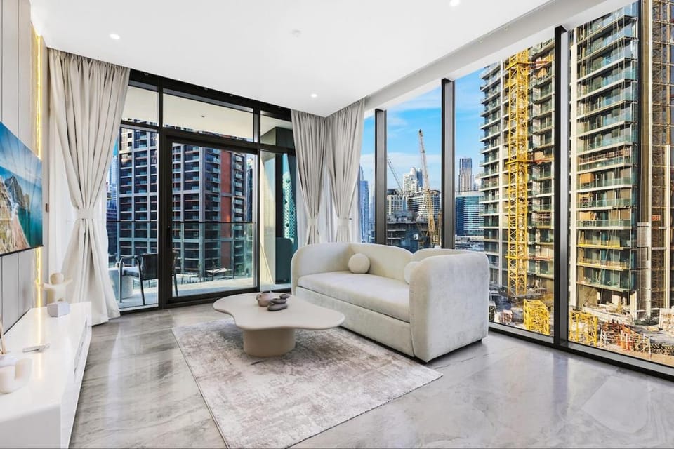 Luxury 1BR in Business Bay with Burj Khalifa Views, Balcony, Pool and Gym Access Apartment in Dubai
