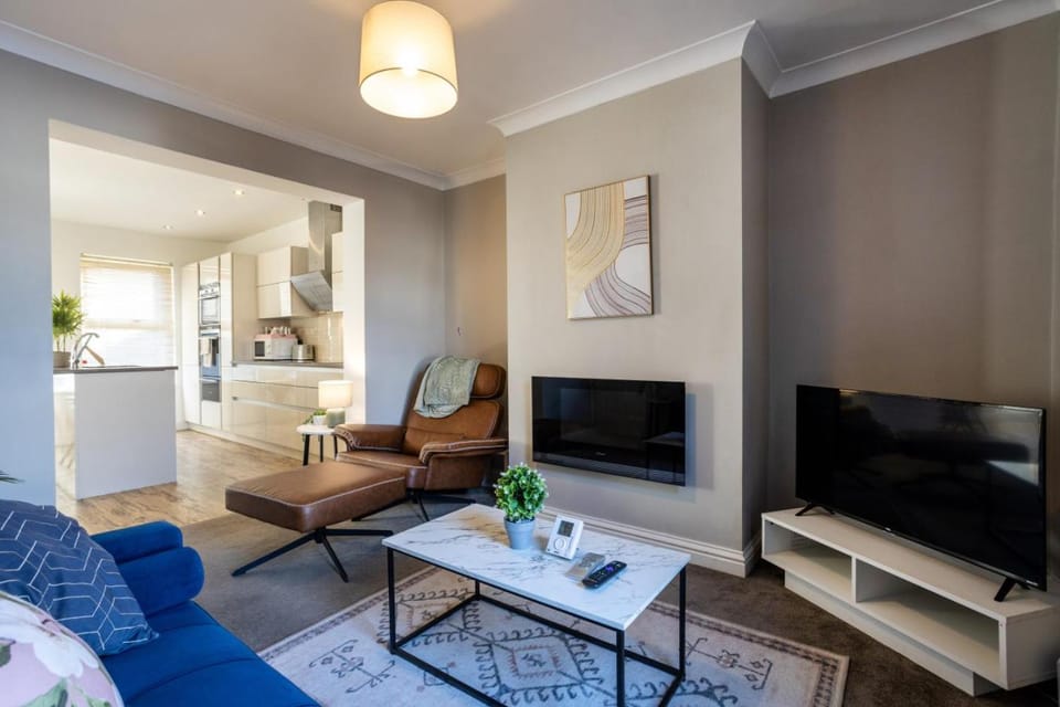 TV and multimedia, Kitchen or kitchenette, Living room, Seating area