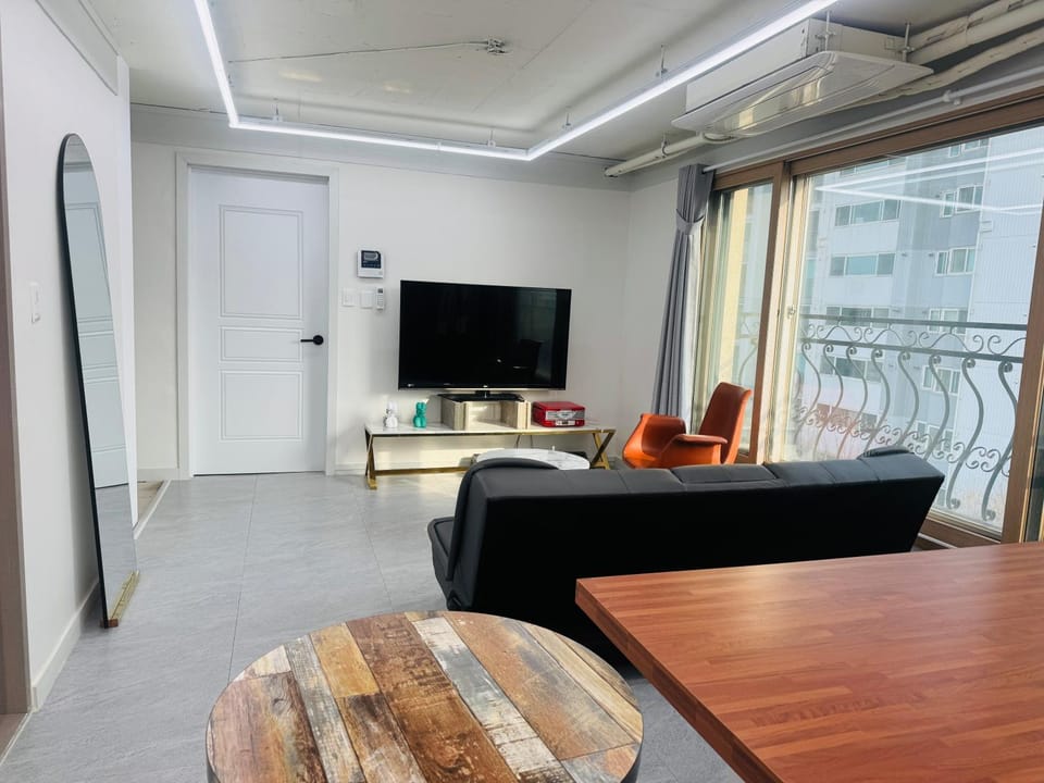 Communal lounge/ TV room, TV and multimedia, Living room, Seating area
