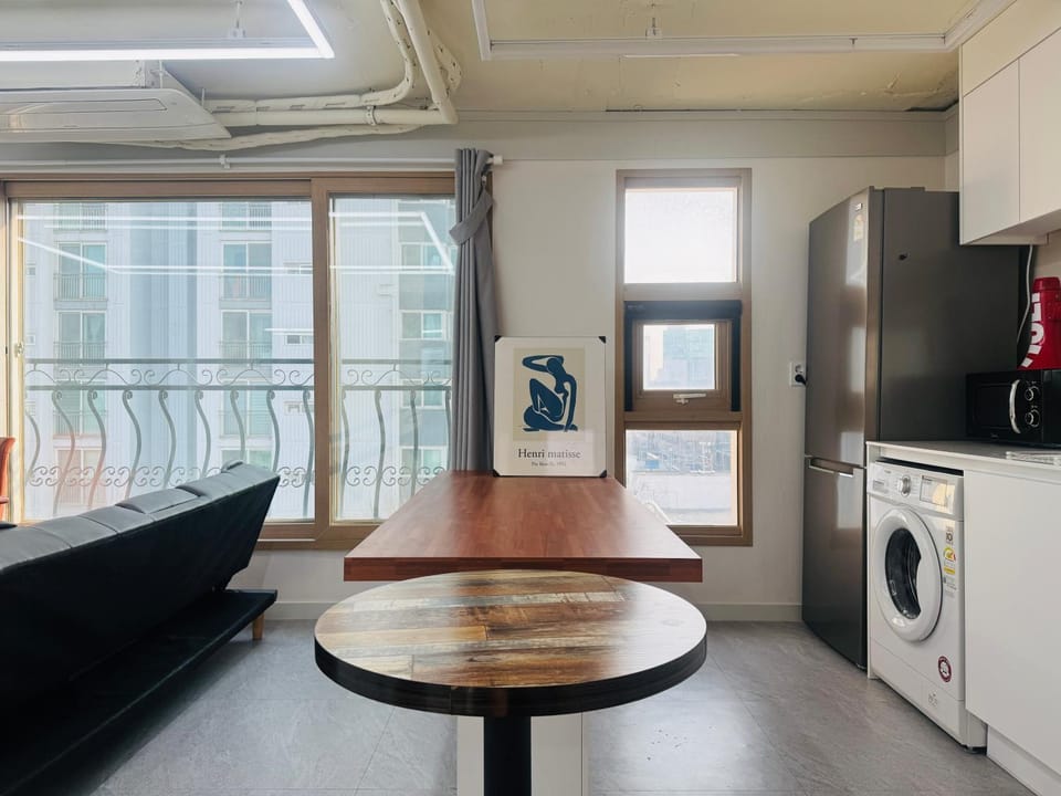 Kitchen or kitchenette, Living room, Seating area, Dining area, minibar