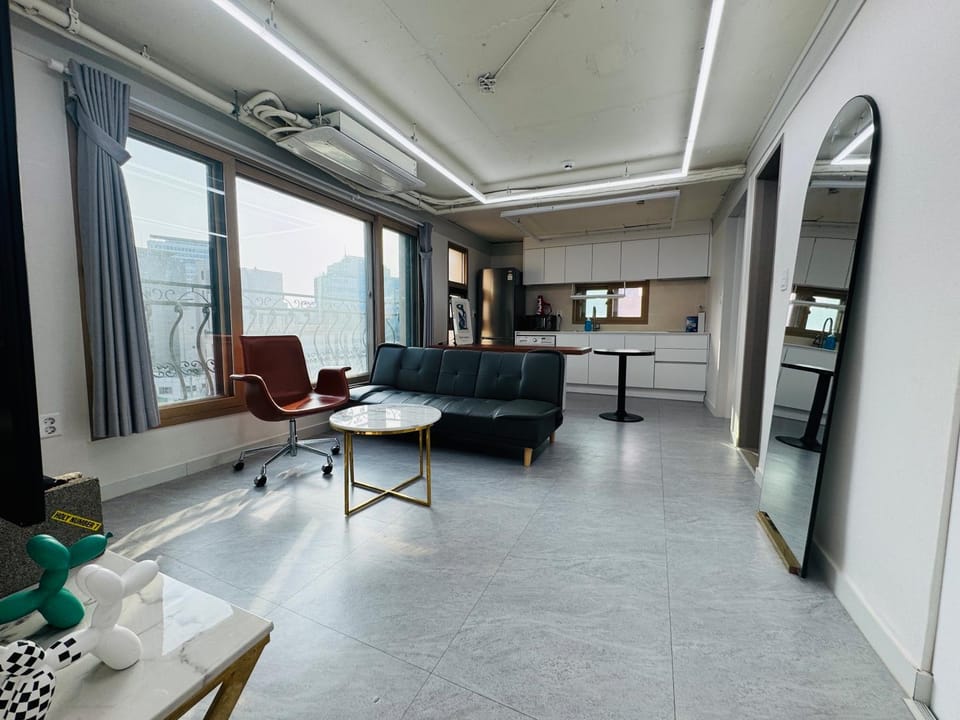 TV and multimedia, Living room, Seating area, air conditioner
