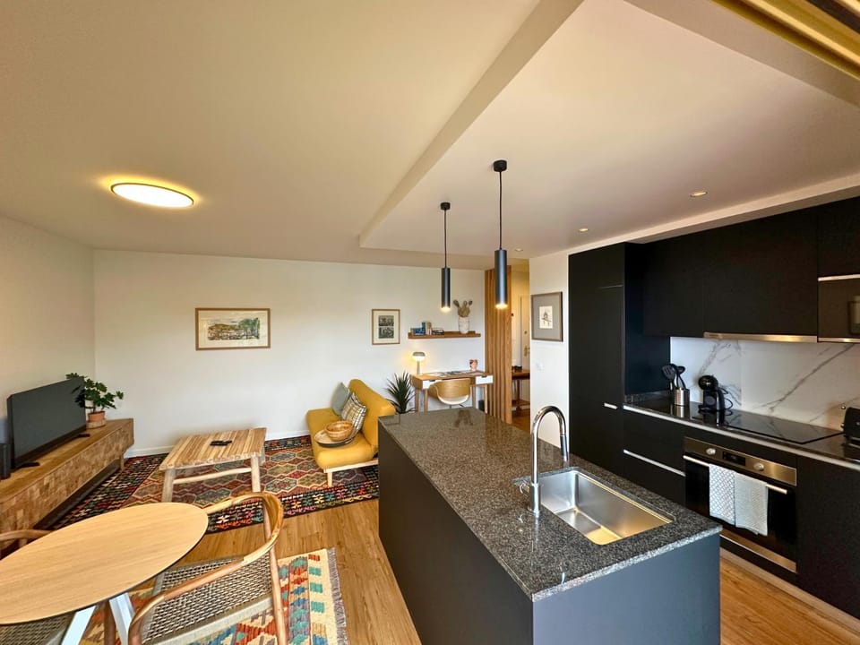 Coffee/tea facilities, Kitchen or kitchenette, Living room, Dining area, oven, stove, toaster