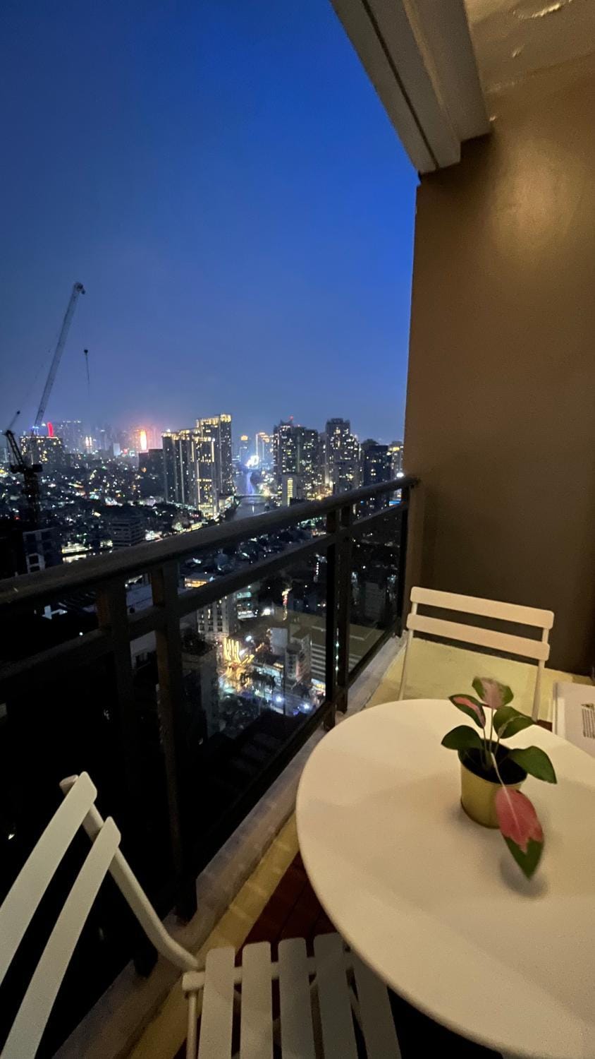Max 1 Small Pet Allowed! Choose Pet Rate Plan if you have a pet with you! Gramercy Residences at 42nd Floor with Pool and Gym Access Apartment in Makati