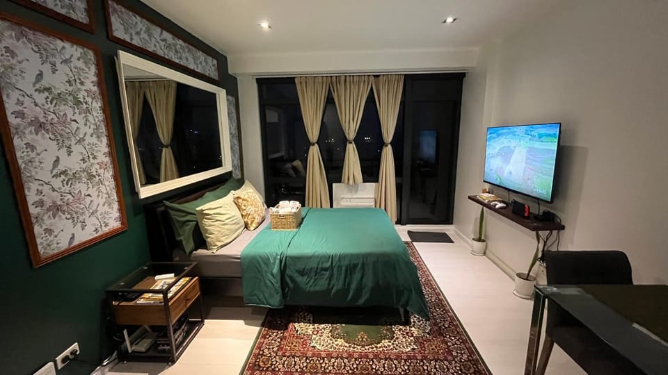 Max 1 Small Pet Allowed! Choose Pet Rate Plan if you have a pet with you! Gramercy Residences at 42nd Floor with Pool and Gym Access Apartment in Makati