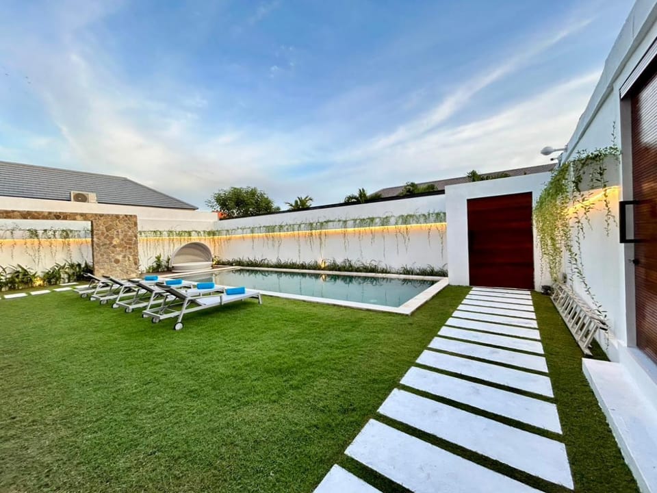 Garden, Garden view, Pool view, Swimming pool, sunbed