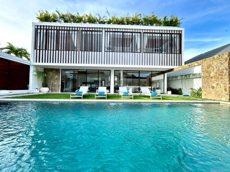 Property building, Patio, Day, Pool view, Swimming pool, sunbed
