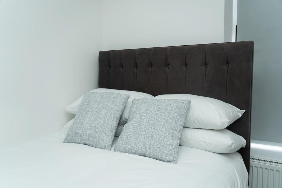 4 Bed Failsworth Home - 3 Bathrooms - Free Parking - Ideal For Contractors & Families - FREE 1 HR EARLY CHECK-IN OR 1 HR LATE CHECK-OUT FOR 2 NIGHT STAY BOOKINGS UNTIL THE END OF MAY House in Manchester