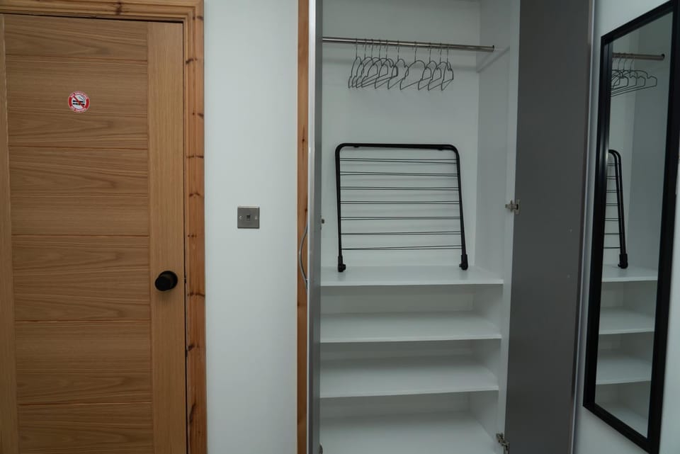 4 Bed Failsworth Home - 3 Bathrooms - Free Parking - Ideal For Contractors & Families - FREE 1 HR EARLY CHECK-IN OR 1 HR LATE CHECK-OUT FOR 2 NIGHT STAY BOOKINGS UNTIL THE END OF MAY House in Manchester