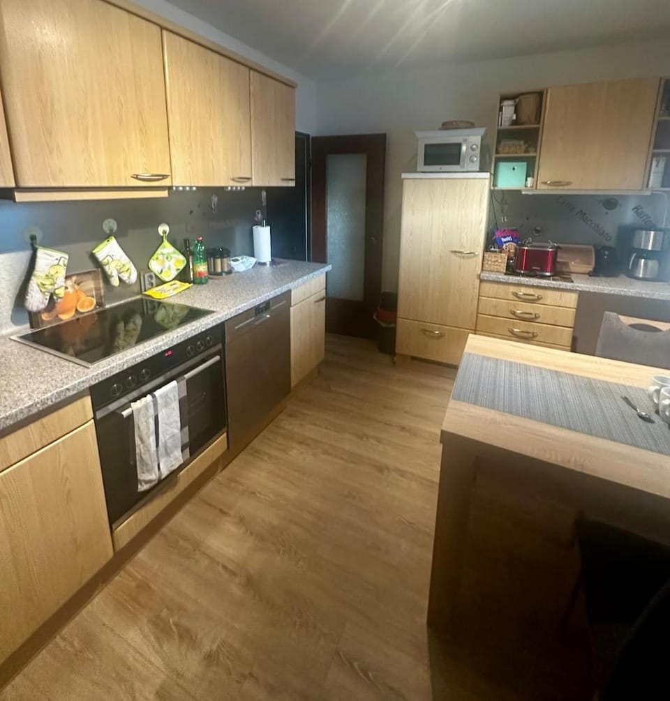 Coffee/tea facilities, Kitchen or kitchenette, dishwasher, oven, stove, toaster