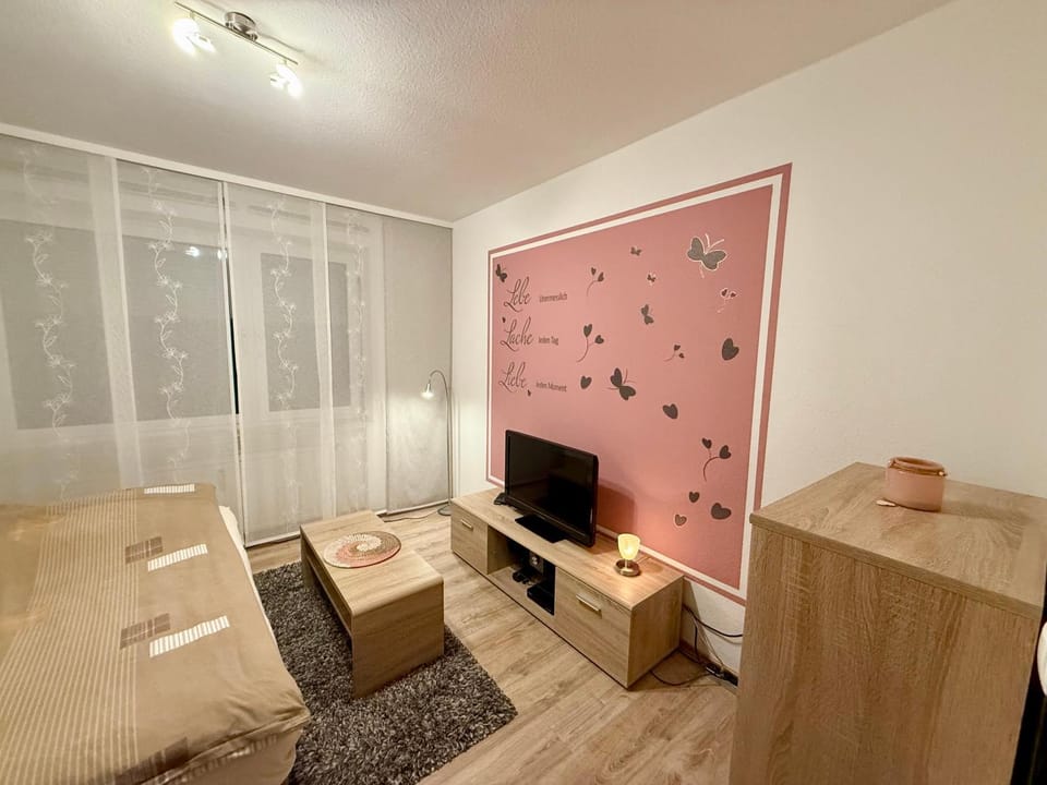 Bed, TV and multimedia, Bedroom