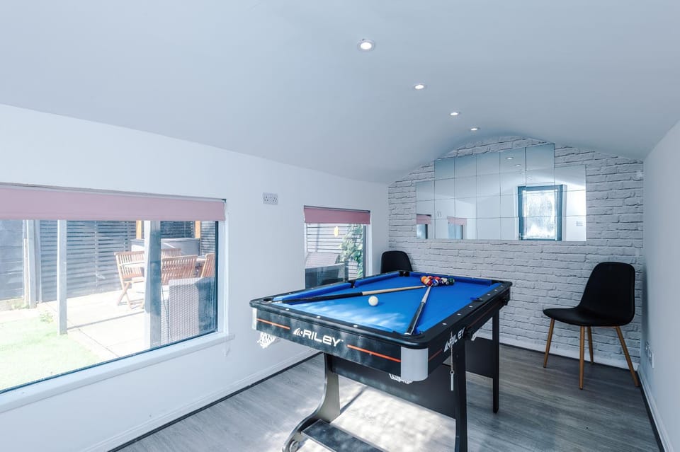 Stunning 3 Bedroom Home In Stretford, Game Room, Summer House, Smart TV, Driveway Apartment in Stretford