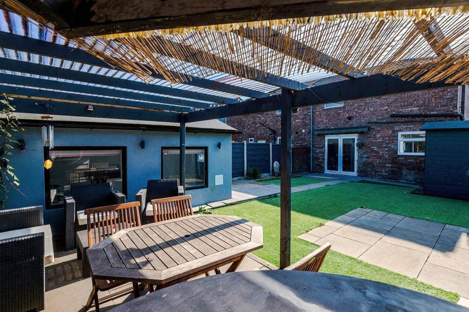 Stunning 3 Bedroom Home In Stretford, Game Room, Summer House, Smart TV, Driveway Apartment in Stretford