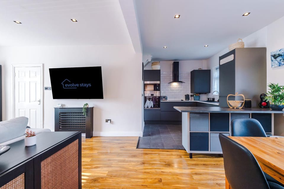 Stunning 3 Bedroom Home In Stretford, Game Room, Summer House, Smart TV, Driveway Apartment in Stretford