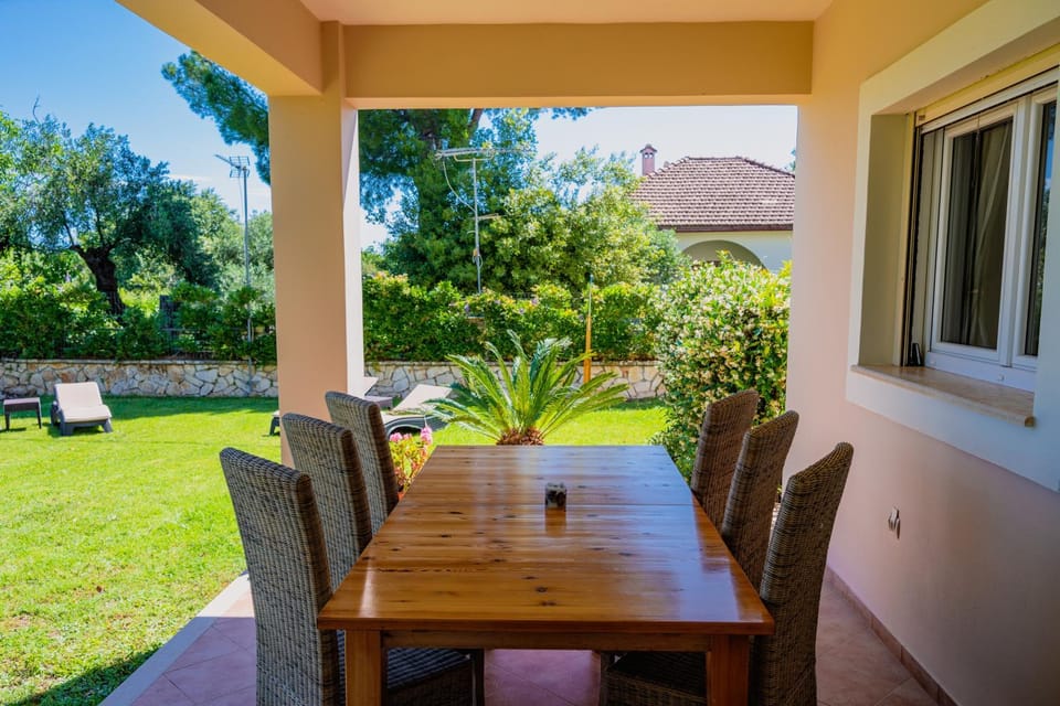 Garden, Seating area, Dining area, Garden view