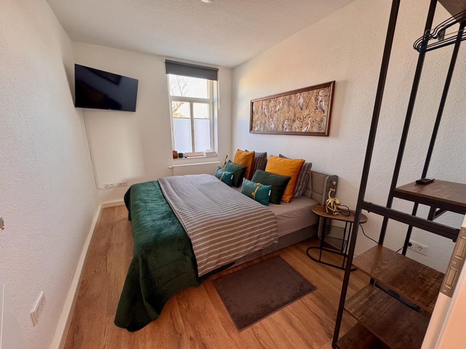 Bed, TV and multimedia, Photo of the whole room, Bedroom