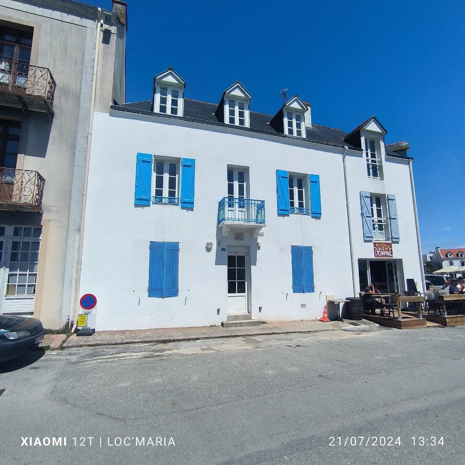 Property building, Restaurant/places to eat, Location