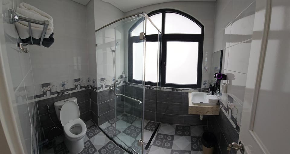 Shower, Toilet