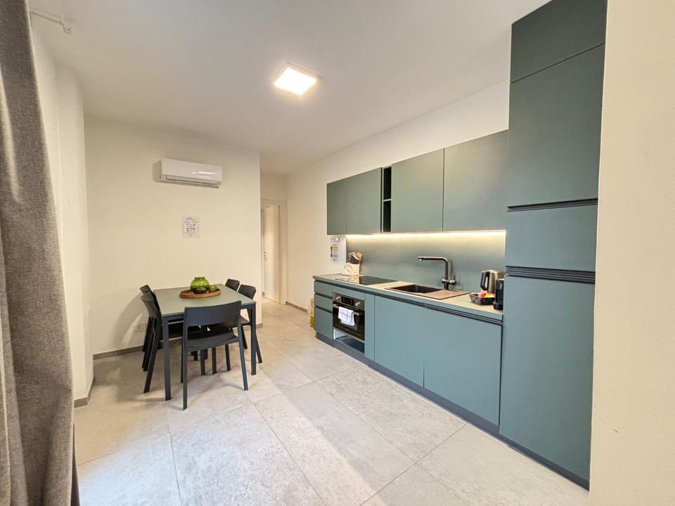 Coffee/tea facilities, Kitchen or kitchenette, Dining area, stove