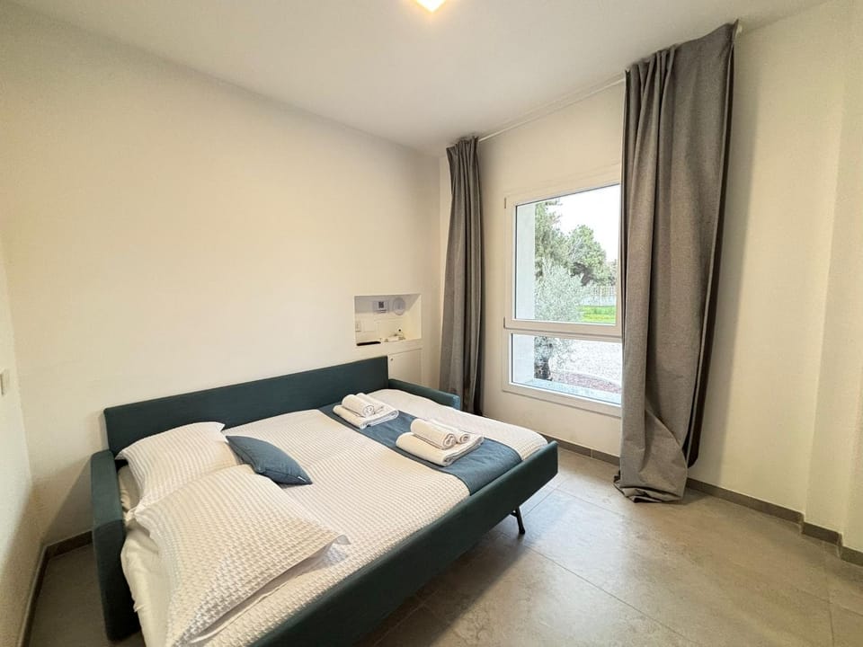 Bed, Living room, Photo of the whole room, Seating area, Bedroom, towels