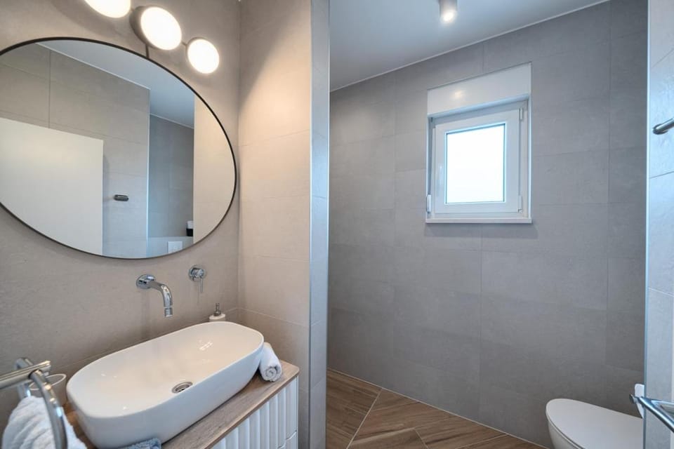 Shower, Toilet, Bathroom, towels