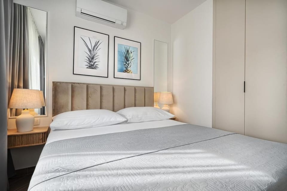 Bed, Photo of the whole room, Bedroom, air conditioner