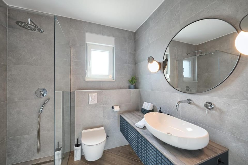 Shower, Toilet, Bathroom, towels