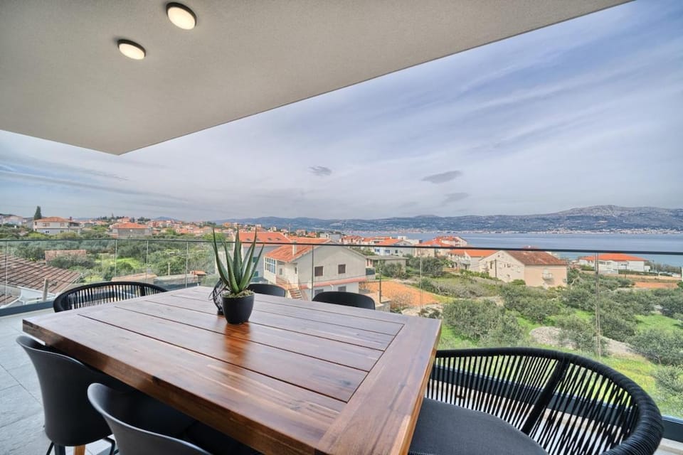 Patio, Day, Natural landscape, View (from property/room), Balcony/Terrace, Dining area, City view, Mountain view, Sea view