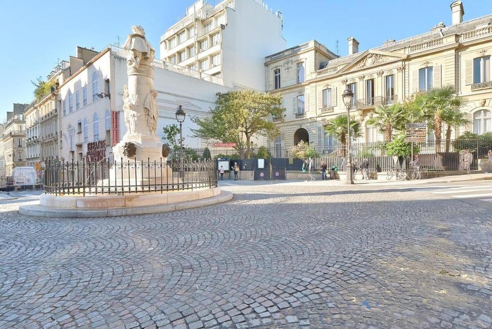 Neighbourhood, Location