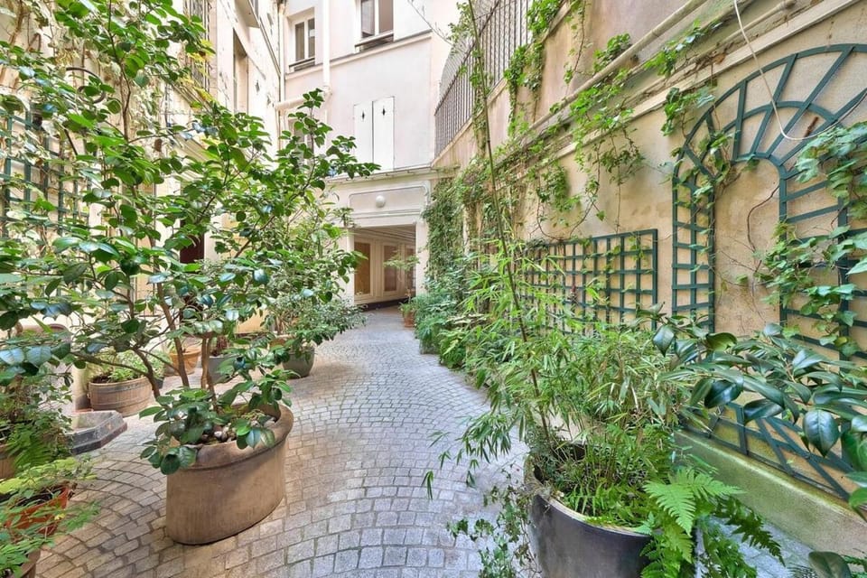 Property building, Garden, Location