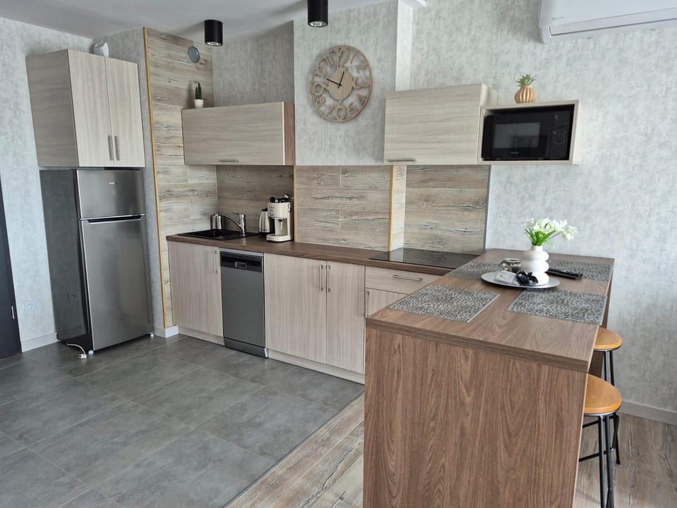 Kitchen or kitchenette, dishwasher, oven, stove