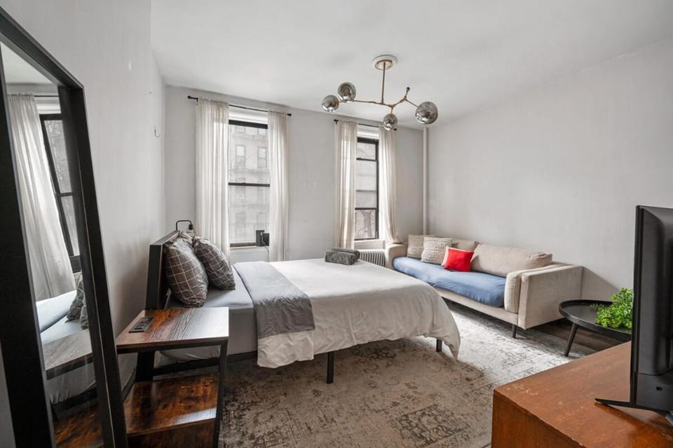 Cozy 2BR in NYC! Lenox Hill!, June to Aug 90 days stay required Apartment in Upper East Side