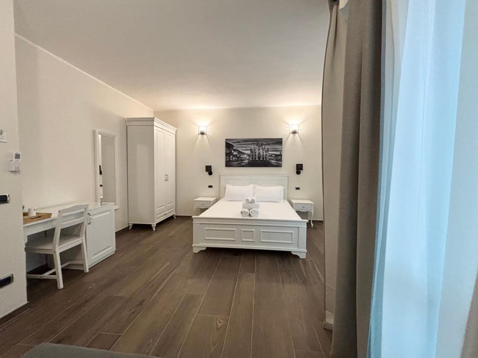 Bed, TV and multimedia, Photo of the whole room, Bedroom, towels, wardrobe